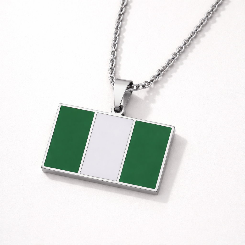 Nigeria Flagge Anhänger in Silber – Nahaufnahme mit rechteckiger grün-weißer nigerianischer Flagge auf weißem Untergrund
