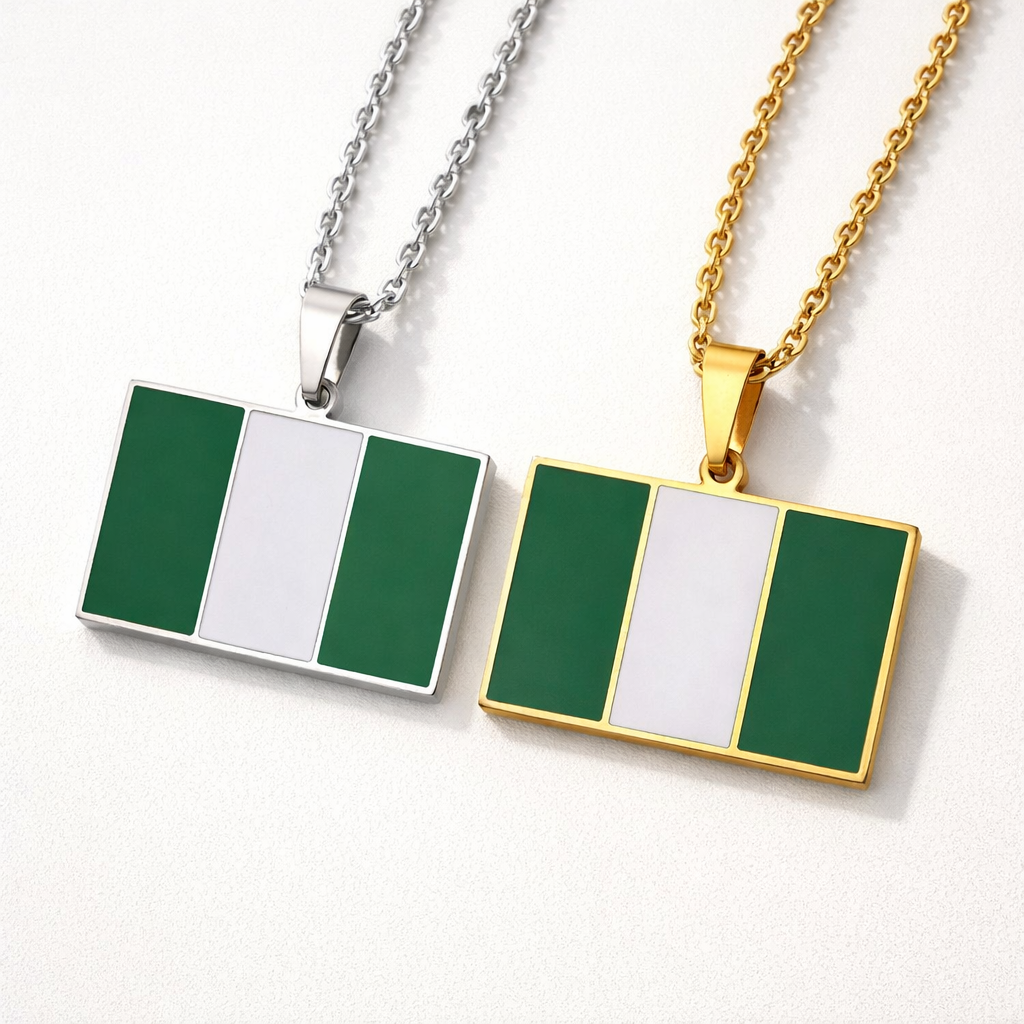 Nigeria Flagge Halskette in Silber und Gold – beide Varianten mit rechteckigem grün-weißen nigerianischen Flaggen-Anhänger auf weißem Untergrund