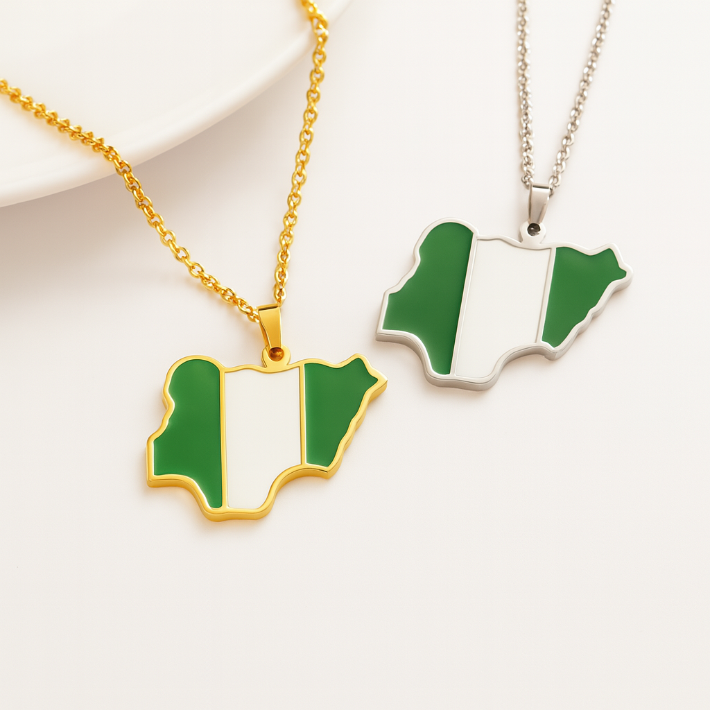 Nigeria Karte Flagge Halskette in Gold und Silber – beide Varianten mit grün-weißer nigerianischer Flagge in Landkartenform auf weißem Untergrund