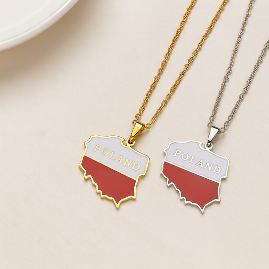 Zwei Halsketten mit Polen-Karten-Anhänger in den Landesfarben Weiß und Rot mit Schriftzug "Poland" – einmal in Gold und einmal in Silber – auf hellem Hintergrund
