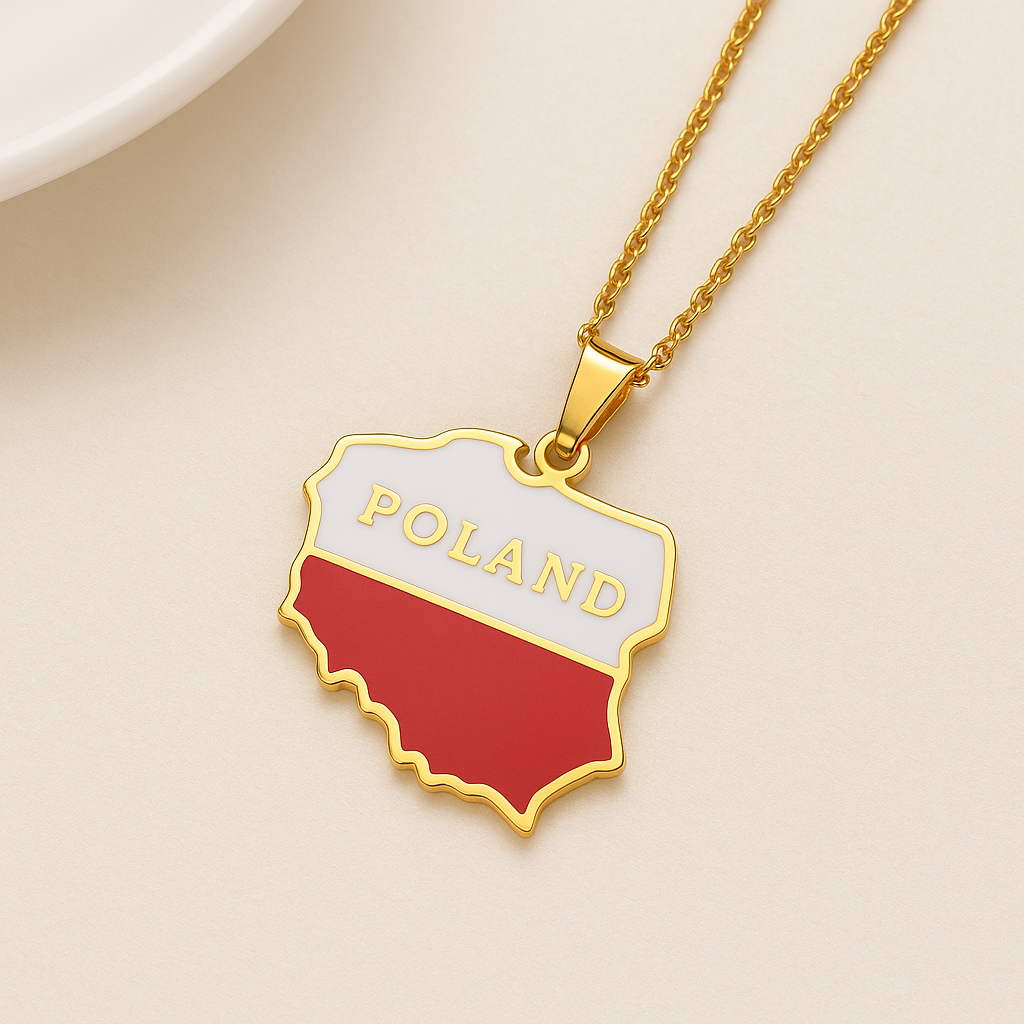Goldene Halskette mit Polen-Karten-Anhänger in den Landesfarben Weiß und Rot mit Schriftzug "Poland", auf hellem Hintergrund liegend