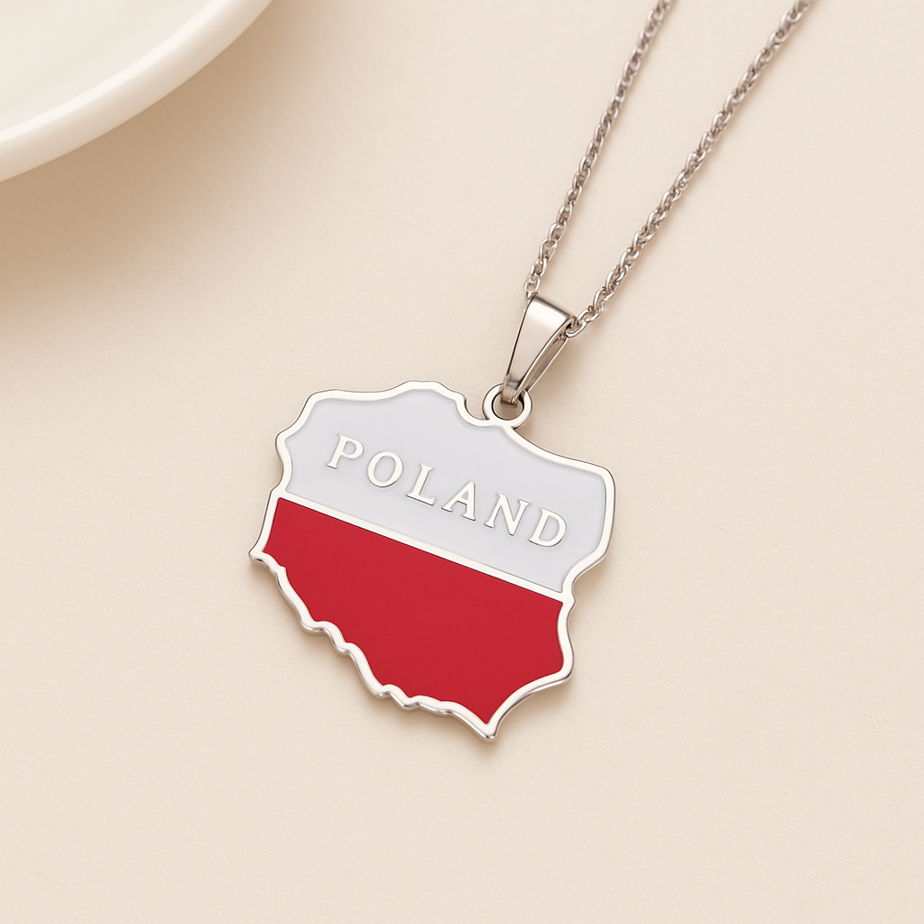 Silberne Halskette mit Polen-Karten-Anhänger in den Landesfarben Weiß und Rot mit Schriftzug "Poland", auf hellem Hintergrund liegend