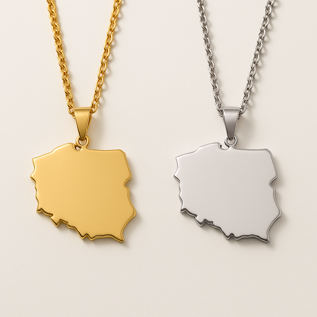 Goldene und silberne Polen Landkarten Halsketten aus Edelstahl mit modernem Länder Anhänger auf hellem Hintergrund.