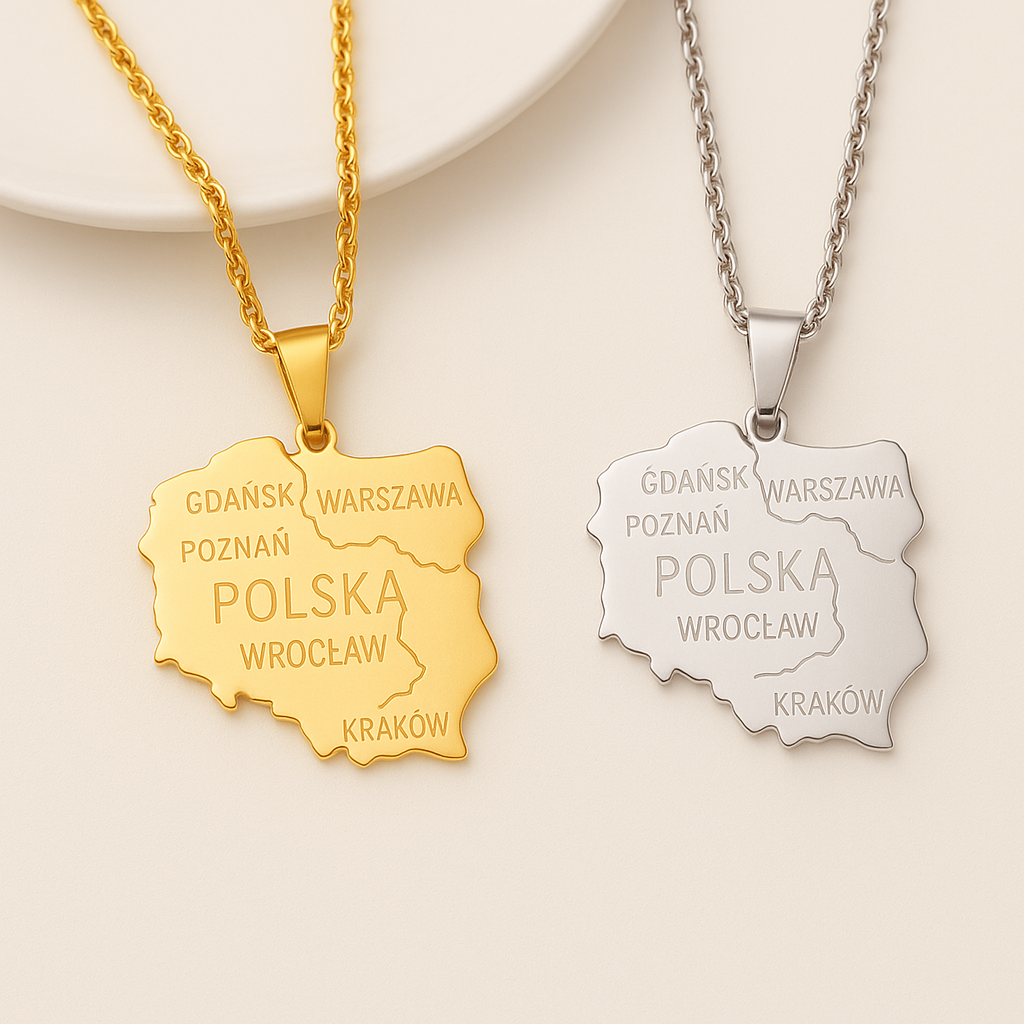 Goldene und silberne Polen Landkarten Halsketten aus Edelstahl mit Städte Gravur und modernem Länder Anhänger auf hellem Hintergrund.