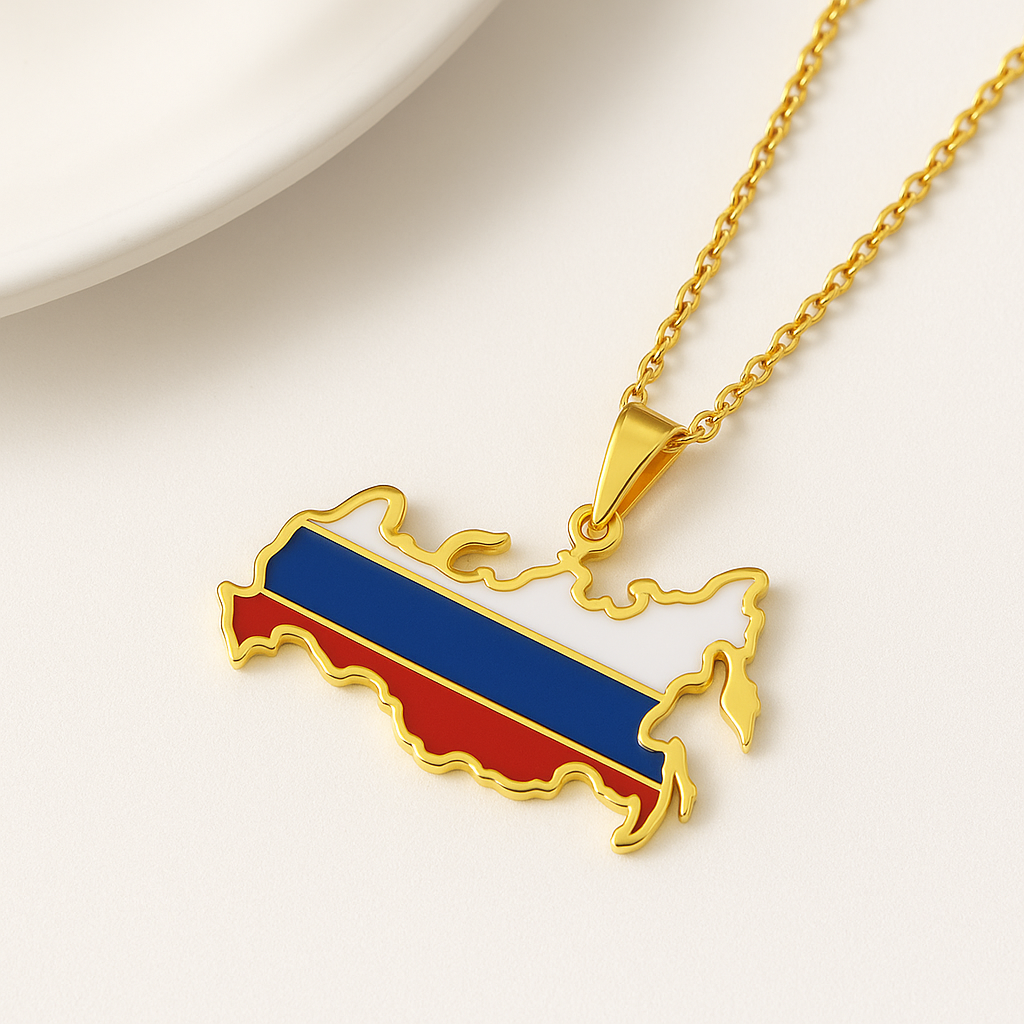 Russland Karte Flagge Anhänger in Gold – Nahaufnahme mit weiß-blau-roter russischer Flagge in Landkartenform auf weißem Untergrund