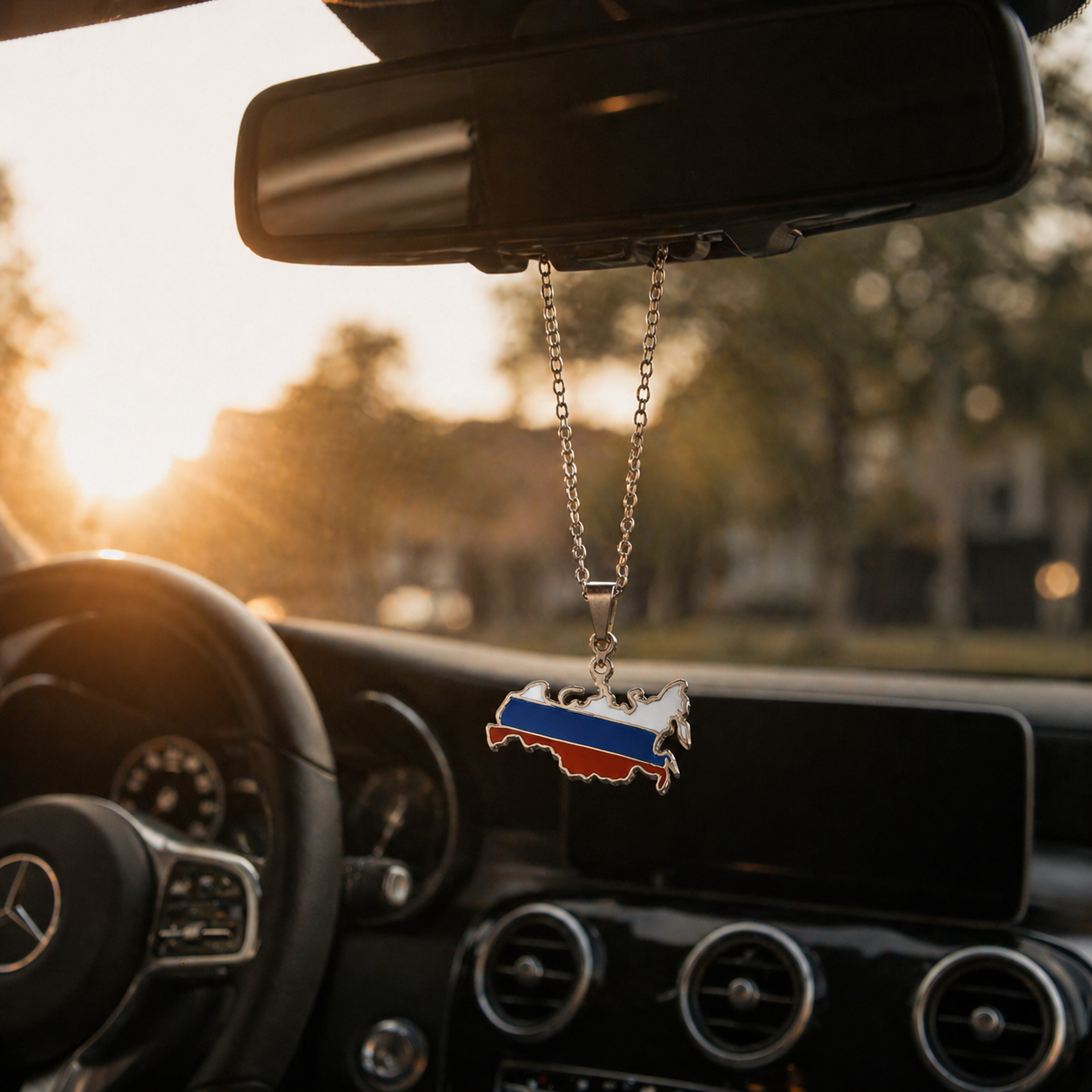 Russland Karte Flagge Anhänger in Silber hängt am Rückspiegel eines Mercedes – weiß-blau-rotes russisches Schutzamulett fürs Auto