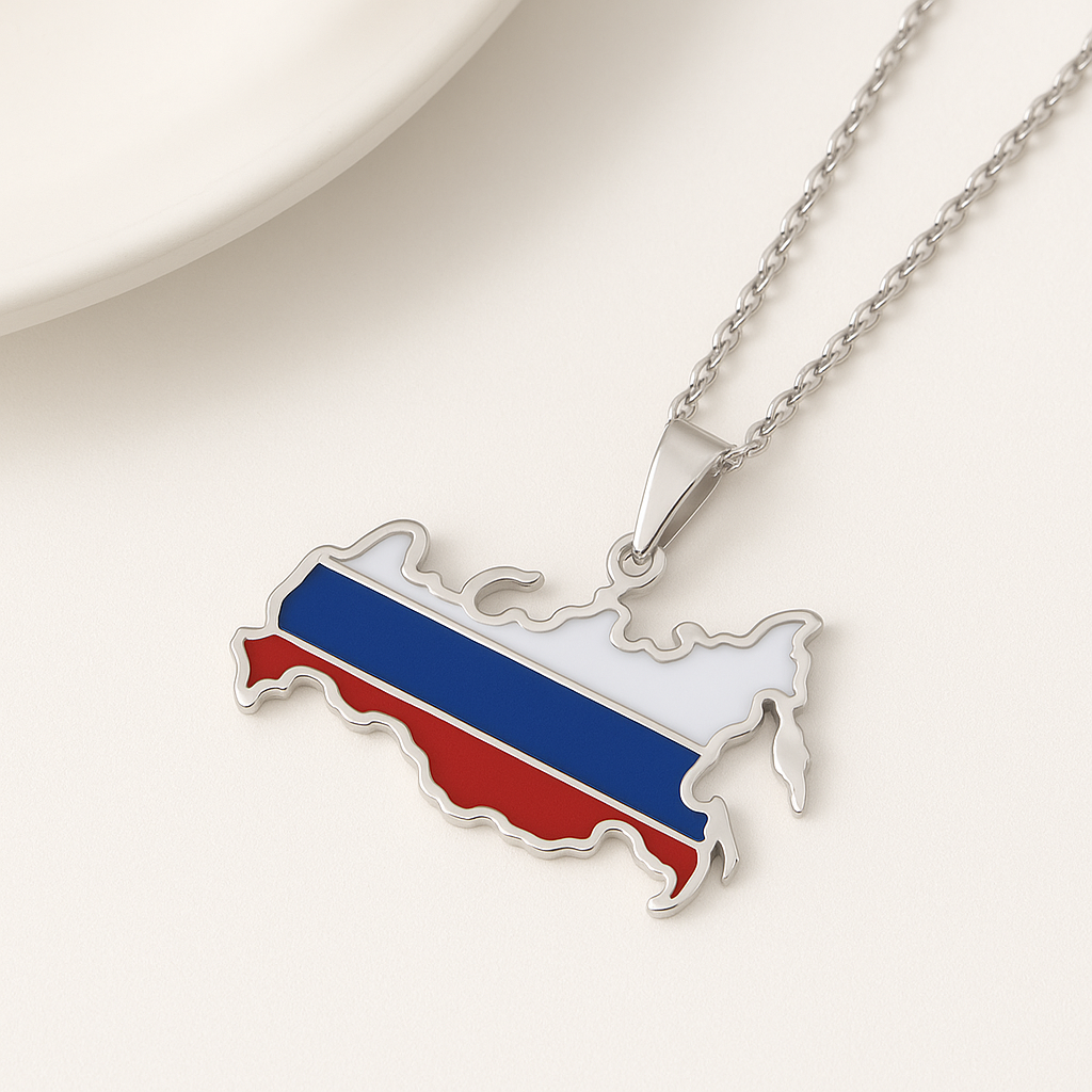 Russland Karte Flagge Anhänger in Silber – Nahaufnahme mit weiß-blau-roter russischer Flagge in Landkartenform auf weißem Untergrund