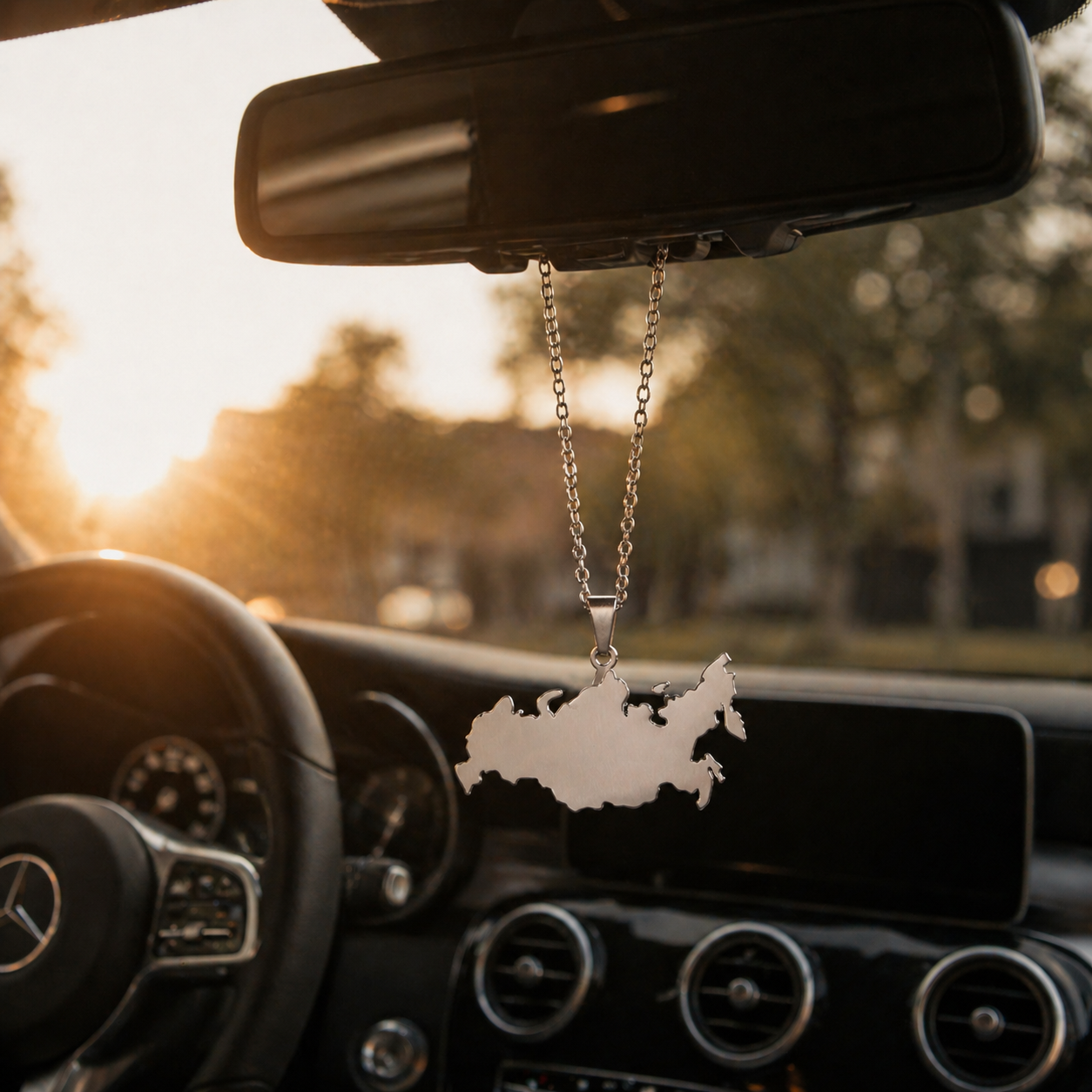 Russland Vollsilhouette Anhänger in Silber hängt am Rückspiegel eines Mercedes – minimalistisches russisches Schutzamulett fürs Auto