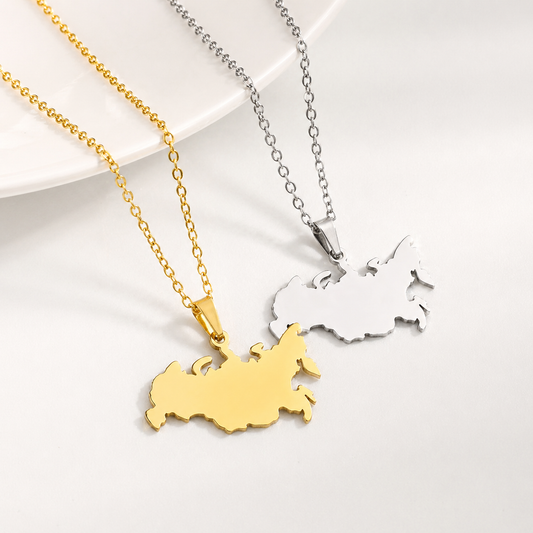 Russland Vollsilhouette Halskette in Gold und Silber – beide Varianten mit massiver russischer Landkarte auf weißem Untergrund