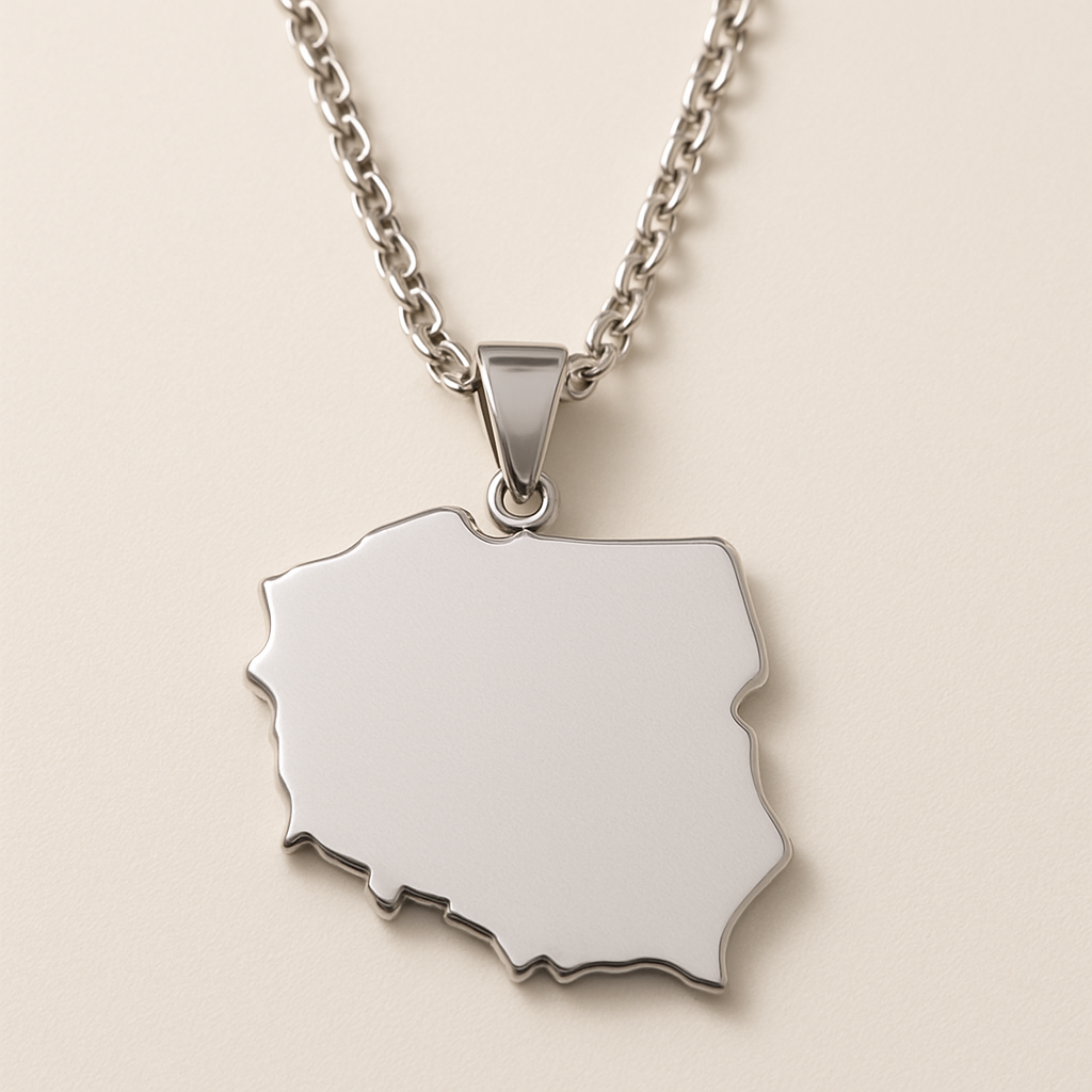 Minimalistische silberne Polen Landkarten Halskette aus Edelstahl mit modernem Länder Anhänger auf hellem Hintergrund.