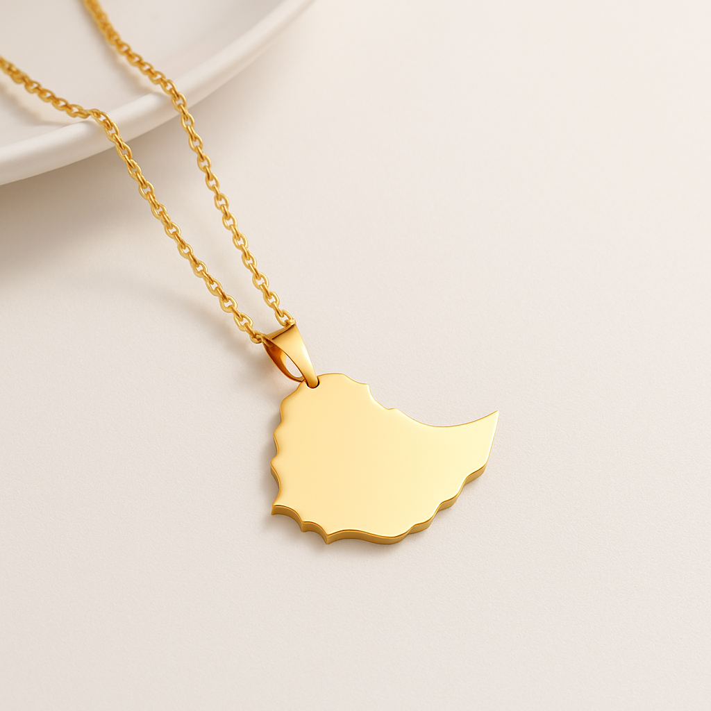 Schlichte goldene Äthiopien-Karten-Halskette aus Edelstahl mit feiner Ankerkette – Produktfoto auf hellem Hintergrund