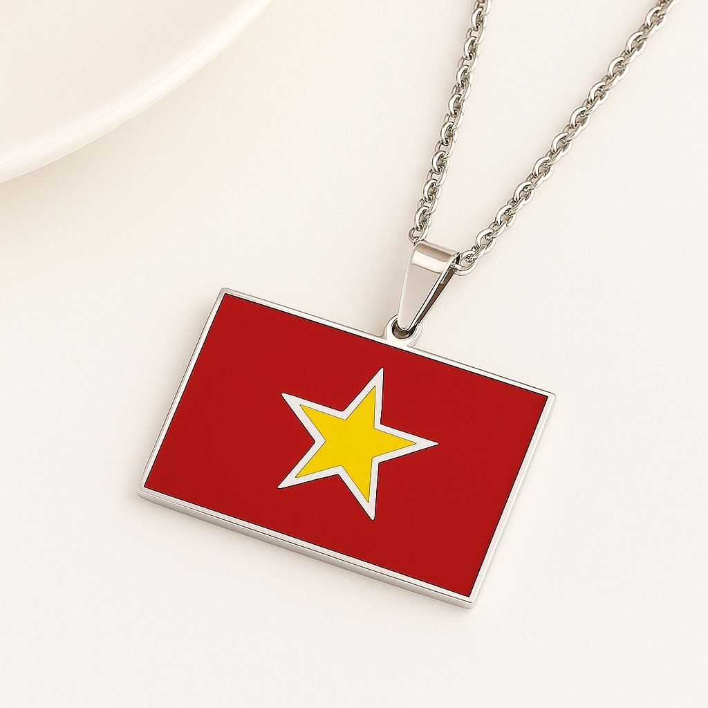 Silberne Vietnam Flaggen Halskette – rotes Design mit goldenem Stern